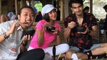 Asyiknya Tengku Tezi Nikmati Kopi dan Makanan Serba Kambing