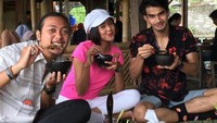 Ketika kulineran di Jogja, ia juga menyempatkan diri untuk makan soto batok. Baginya, soto ini semakin nikmat karena disantap sambil memandang sawah. Foto: instagram @tengkutezi