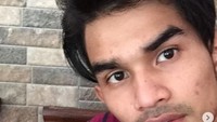 Walang goreng bu erik, ternyata rasanya ngga seseram bentuknya, perlu di ingat serangga termasuk dlm makanan yg berprotein paling tinggi, jd kalo kalian ke jogja, jgn lupa buat mampir buat makan belalang, ujar Tengku Tezi saat mencoba makan belalang. Foto: instagram @tengkutezi
