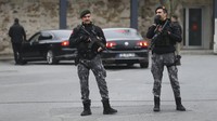 Tentara bersenjata lengkap melakukan penjagaan secara ketat di Istana Dolmabahce, Istanbul, Turki. (AP Photo/Emrah Gurel).
