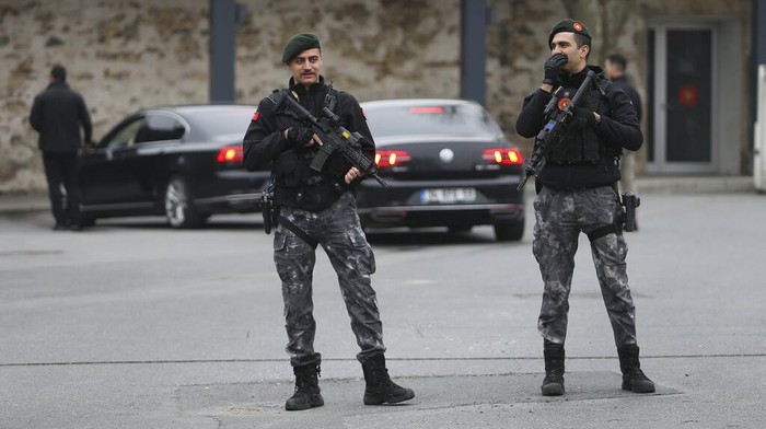 Para perunding Rusia dan Ukraina memulai pembicaraan tatap muka di Istanbul, Turki, Selasa (29/3). Perundingan kedua delegasi itu dijaga ketat oleh tentara bersenjata lengkap.