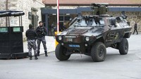 Selain tentara, kendaraan taktis (rantis) juga disiagakan di Istana Dolmabahce, Istanbul, Turki. (AP Photo/Emrah Gurel).