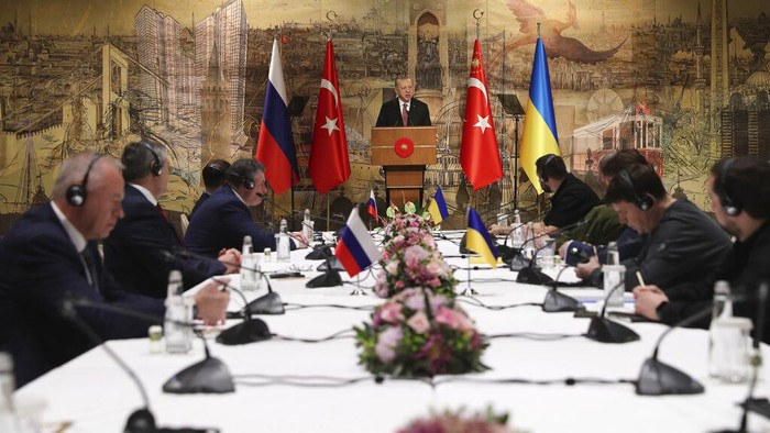 Tentara Bersenjata Lengkap Jaga Perundingan Rusia-Ukraina di Turki Para perunding Rusia dan Ukraina memulai pembicaraan tatap muka di Istanbul, Turki, Selasa (29/3). Perundingan kedua delegasi itu dijaga ketat oleh tentara bersenjata lengkap.
