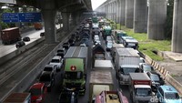 Penampakan sejumlah kendaraan yang terjebak macet di Tol Jakarta-Cikampek arah Jakarta KM 14-600, Kota Bekasi, Jawa Barat.