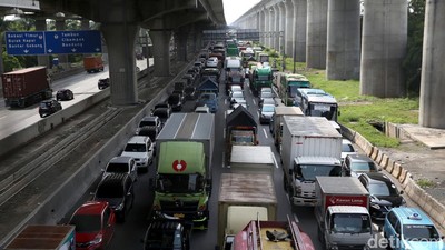 Tol Japek Arah Jakarta Macet Panjang, Ada Apa?