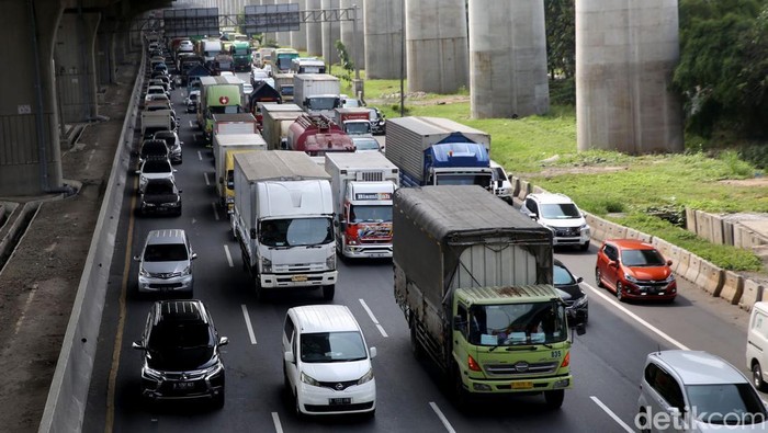 Kemacetan terlihat di Tol Jakarta-Cikampek arah Jakarta KM 14-600. Selain karena volume kendaraan yang tinggi, kemacetan juga terjadi karena adanya kecelakaan.