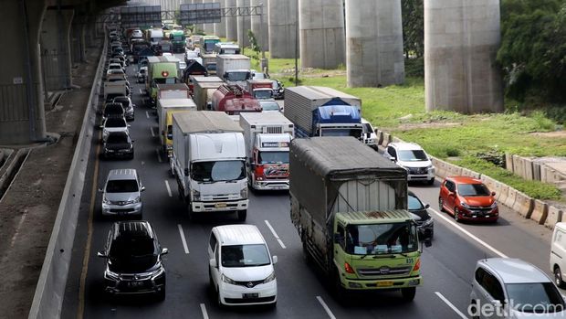 Kemacetan terlihat di Tol Jakarta-Cikampek arah Jakarta KM 14-600. Selain karena volume kendaraan yang tinggi, kemacetan juga terjadi karena adanya kecelakaan.