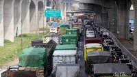 Kemacetan membuat kendaraan di ruas Tol Jakarta-Cikampek arah Jakarta KM 14-600, Kota Bekasi, Jawa Barat, tak dapat bergerak.
