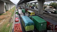 Selain karena volume kendaraan yang meningkat, kemacetan juga terjadi imbas kecelakaan di Tol JORR KM 42-200 Cikunir arah Jatiasih.