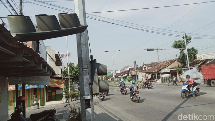Traffic light Simpang Kepoh Jl Jogja-Solo, Klaten rusak, Selasa (29/3/2022).