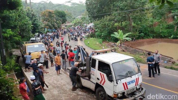 Truk pengangkut minyak goreng curah terguling di Muktisari, Ciamis.