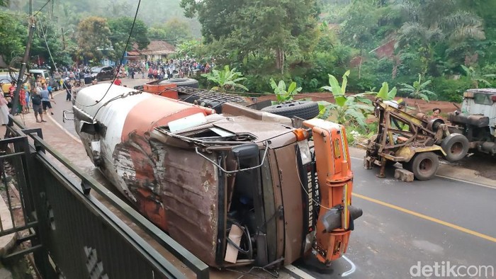 Truk Pengangkut Minyak Goreng Terguling di Ciamis