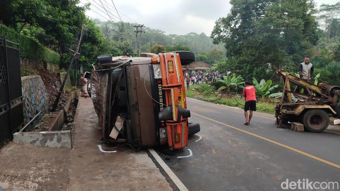 Truk Pengangkut Minyak Goreng Terguling di Ciamis