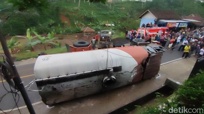 Truk Pengangkut Minyak Goreng Terguling di Ciamis
