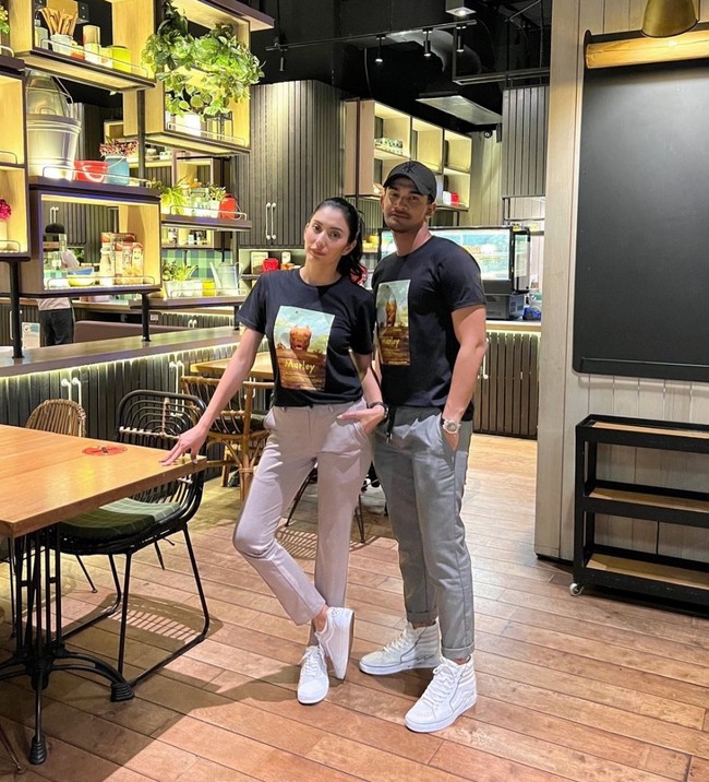 Isu perselingkuhan antara Tyas dan Tezi sempat beredar usai keduanya digugat cerai oleh pasangan masing-masing. Diawali dengan Tyas yang terlebih dahulu digugat cerai oleh mantan suami dan tak lama kemudian Tezi pun digugat cerai oleh mantan istrinya. Foto: Instagram