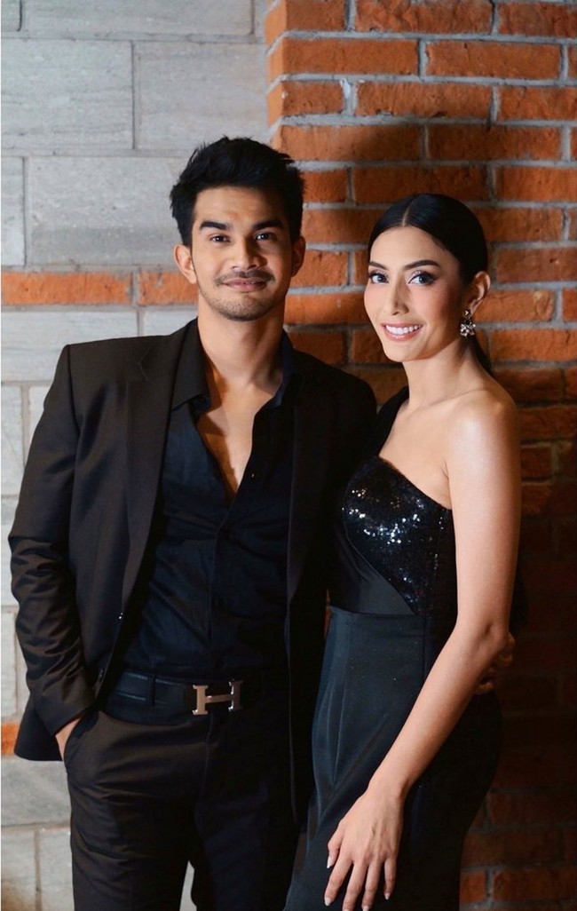 Tyas Mirasih dikabarkan selingkuh dengan Tengku Tezi, lawan mainnya dalam film ‘Marley’. Setelah santer kabar selingkuh, keduanya bercerai dari pasangan mereka masing-masing dan kini kerap memperlihatkan kemesraan di media sosial. Foto: Instagram