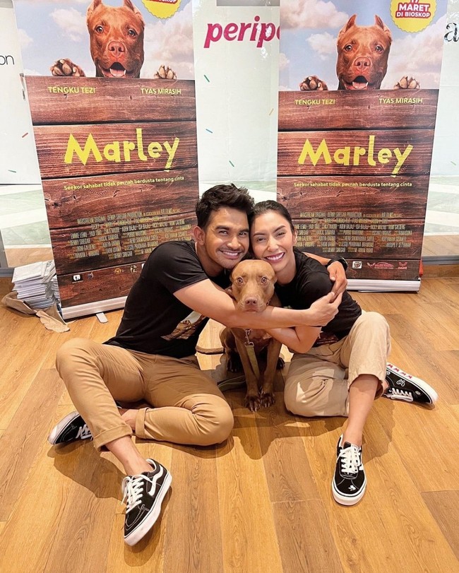 Seperti dalam foto yang satu ini, Tyas dan Tezi tampak kompak berfoto bersama anjing yang ikut berakting bersama mereka di film Marley. Keduanya terlihat serasi mengenakan outfit senada. Foto: Instagram