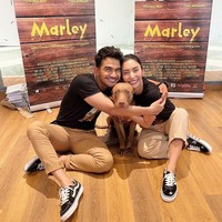 Seperti dalam foto yang satu ini, Tyas dan Tezi tampak kompak berfoto bersama anjing yang ikut berakting bersama mereka di film Marley. Keduanya terlihat serasi mengenakan outfit senada. Foto: Instagram