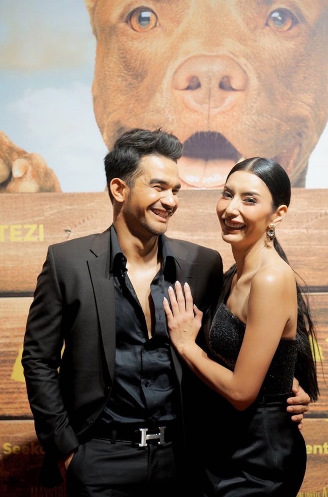 Tyas sendiri sebenarnya berusia 7 tahun lebih tua dari Tezi. Walaupun demikian, keduanya tetap terlihat serasi dan cocok. Bagaimana menurutmu? Foto: Instagram