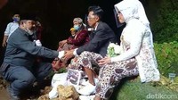 Tampak dua pasang pengantin melangsungkan ijab qabul di dalam Gua Ngingrong.