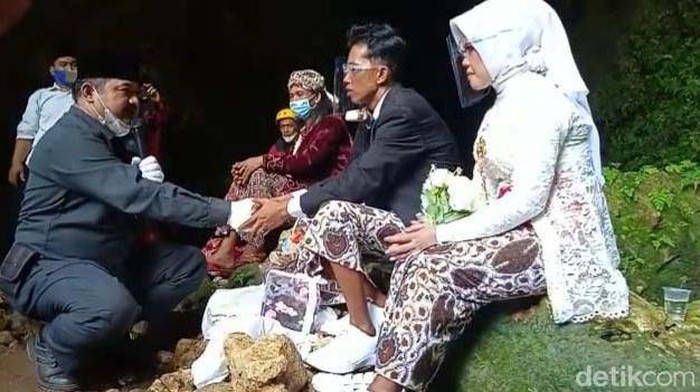 Unik! Pasangan Ini Menikah di Dalam Gua dengan Mahar Belalang Goreng Nikah uni terjadi di Gunungkidul. Dua pasang mempelai menikah di dalam Gua Ngingrong, Kabupaten Gunungkidul dengan mahar belalang goreng satu toples.