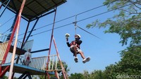 Salah satu mempelai laki-laki yakni Rumadi menggunakan flying fox untuk menyeberangi Gua Ngingrong.