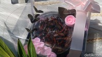 Belalang goreng satu toples menjadi mahar pernikahan dua pasangan pengantin ini.