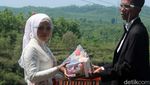 Unik! Pasangan di Yogya Ini Menikah di Gua, Maharnya Belalang Goreng
