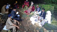 Suasana nikah bareng unik yang berlangsung di Gua Ngingrong, Kalurahan Mulo, Kapanewon Wonosari, Kabupaten Gunungkidul, Yogyakarta, Selasa (29/3/2022).