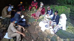 Unik! Pasangan di Yogya Ini Menikah di Gua, Maharnya Belalang Goreng