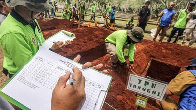 Unik! Petugas TPU di Bogor Ramai-ramai Ikut Lomba Gali Kubur