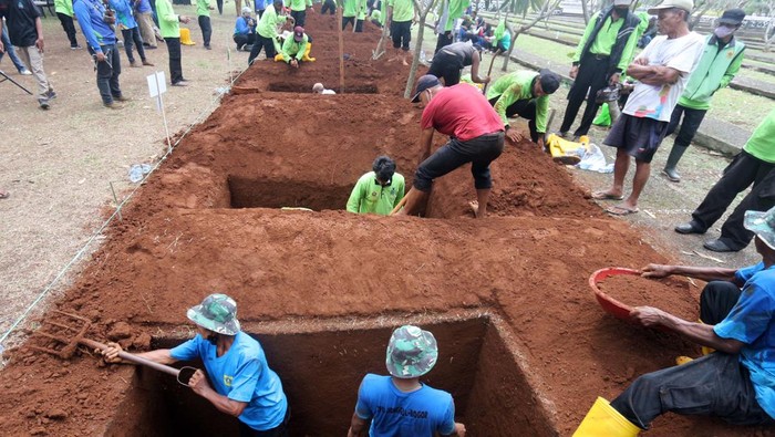 Unik! Petugas TPU di Bogor Ramai-ramai Ikut Lomba Gali Kubur Sebuah perlombaan unik dan tak biasa digelar di Kabupaten Bogor. Kegiatan itu adalah lomba gali kubur yang diikuti sejumlah petugas TPU.
