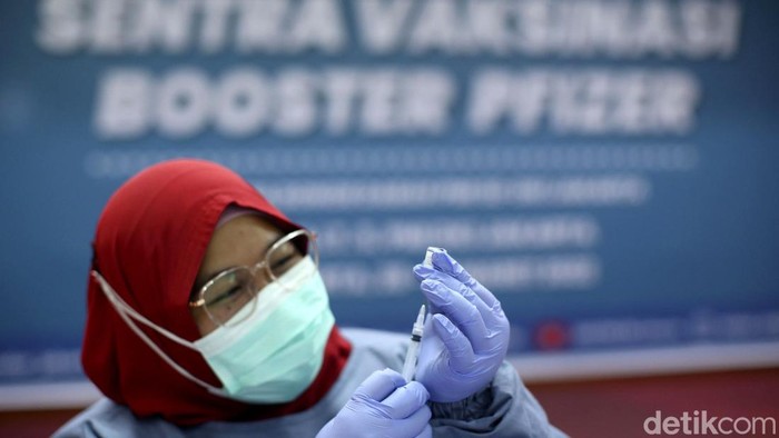 Vaksinasi COVID-19 dosis ketiga terus digencarkan. Di Jakarta, PMI bekerjasama dengan Dinkes Provinsi DKI dan puskesmas untuk gelar vaksinasi booster.