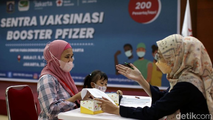 Vaksinasi COVID-19 dosis ketiga terus digencarkan. Di Jakarta, PMI bekerjasama dengan Dinkes Provinsi DKI dan puskesmas untuk gelar vaksinasi booster.