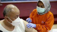 Vaksinator tengah menyuntikan vaksin COVID-19 dosis ketiga kepada warga di Gedung PMI Provinsi DKI Jakarta, Jl Kramat Raya, Selasa (29/3/2022).
