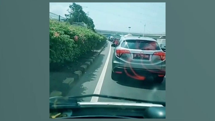 Viral video mobil ambulans disebut dihalang-halangi oleh mobil H-RV silver di Tol Cawang, Jakarta Timur. Terkait hal ini, polisi memberikan keterangan.