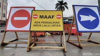 Diketahui, jalan itu rusak karena terdampak penutupan jembatan bypass di jalan Soekarno-Hatta, Kelurahan Cijoro, Lebak. Diketahui, jembatan itu ditutup mulai 26 Februari hingga 20 April mendatang.