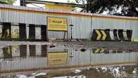 Penutupan itu membuat kendaraan yang hendak melintasi jembatan bypass di jalan Soekarno-Hatta, Kelurahan Cijoro, Lebak, dialihkan.