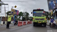 Pengalihan arus lalu lintas membuat kendaraan, termasuk kendaraan berukuran besar melintasi Jalan Sunan Kalijaga dan menyebabkan jalan itu rusak.