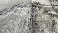 Berdasarkan pantauan di lapangan, Selasa (29/3/2022), ada lubang seperti amblas. Pada sisi lubang, dapat terlihat gundukan aspal akibat dilalui kendaraan dengan muatan besar.