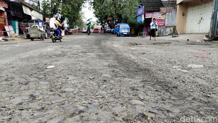 Waduh, Jalan di Lebak Rusak Imbas Pengalihan Arus Lalu Lintas Kondisi Jalan Sunan Kalijaga di Rangkasbitung, Lebak, tampak rusak. Kerusakan terjadi karena banyak mobil besar yang melintas imbas pengalihan arus lalu lintas.