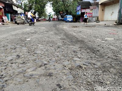 Waduh... Akibat Pengalihan Arus Lalin, Jalan di Rangkasbitung Rusak