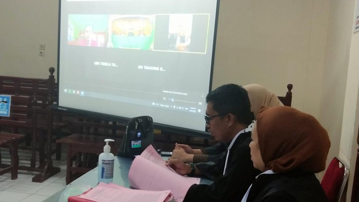 Seorang wanita di Tanjungbalai Sumatera Utara (Sumut), Lilitan Simbolon alias Intan (28), dituntut jaksa dua tahun penjara usai didakwa melakukan penipuan dan penggelapan uang sinamot. Uang itu diketahui demi membayar hutang kakaknya.