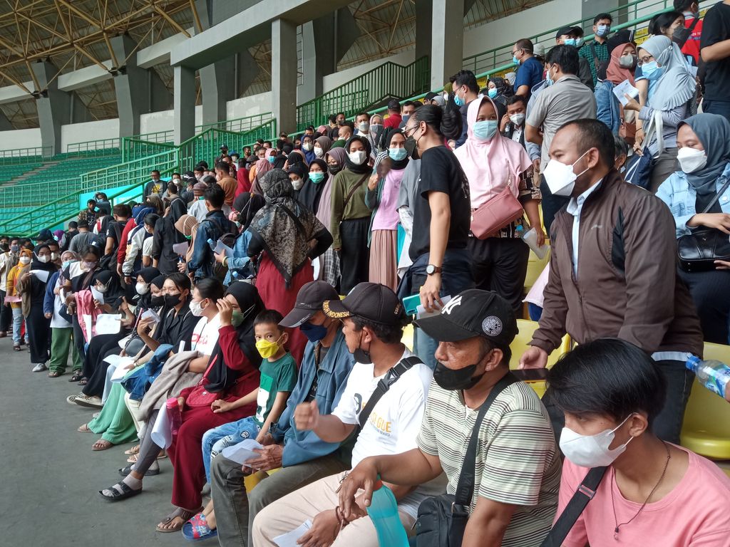 Warga Bekasi Serbu Sentra Vaksin Booster ( Fakhri Fadlurrohman-detikcom)
