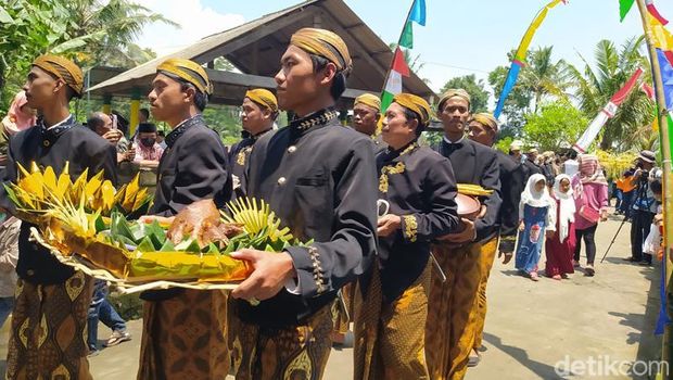 Warga Desa Pucanganom, Kecamatan Srumbung, Kabupaten Magelang, Jawa Tengah, menggelar tradisi sadranan, Selasa (29/3/2022).