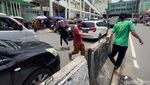 Warga Nekat Terobos Pembatas Jalan di Tanah Abang