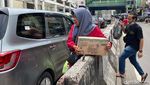 Warga Nekat Terobos Pembatas Jalan di Tanah Abang