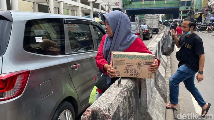 Sejumlah warga menerobos pembatas jalan di kawasan Tanah Abang, Jakarta, Selasa (29/3). Aksi tidak tertib ini dilakukan saat menyeberang jalan.