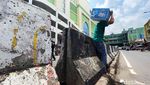 Warga Nekat Terobos Pembatas Jalan di Tanah Abang