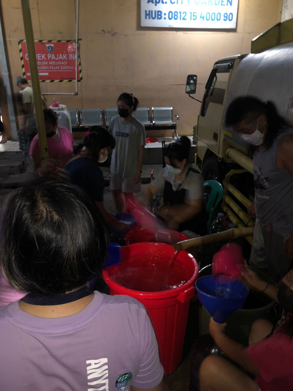 Warga Rusun City Gardeng, Cengkareng, Jakbar antre air bersih. (Dok Istimewa)